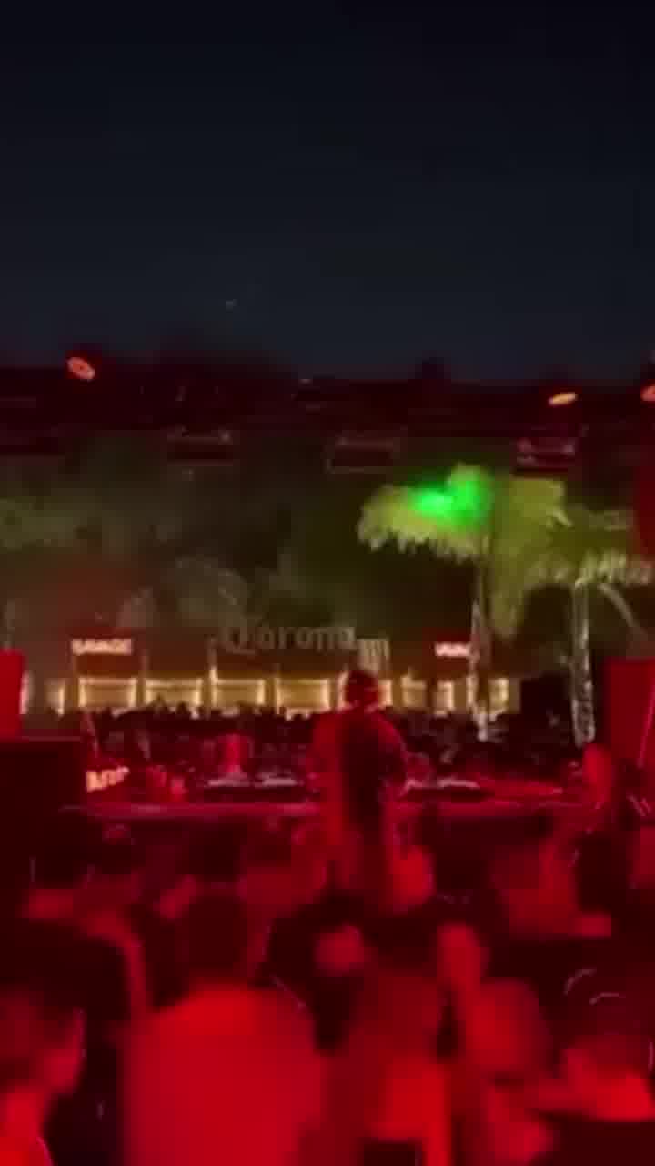 עמוד תאורה קרס על בליינים באמצע סט של הדיג'יי מקס דין
