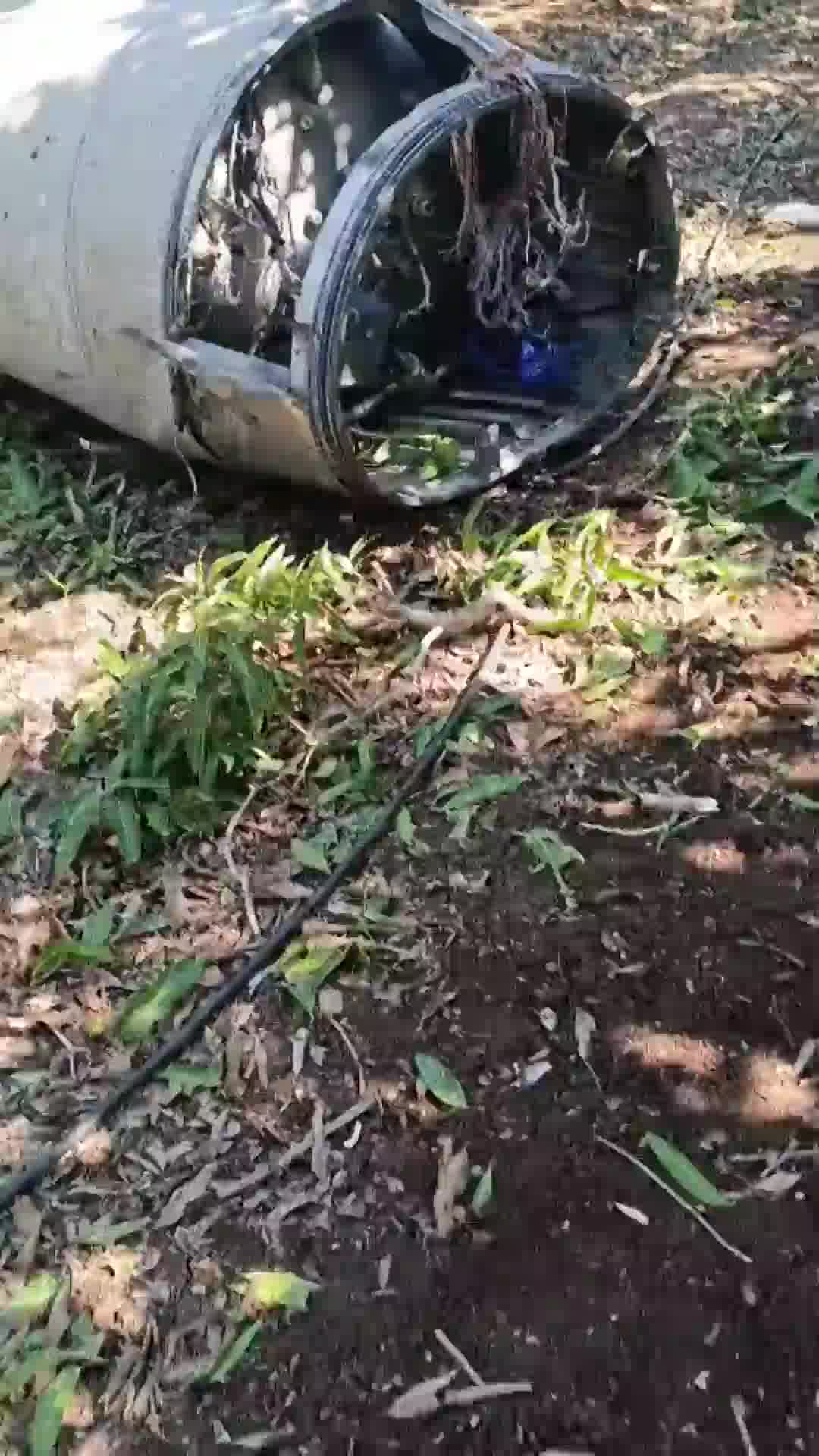תיעוד חריג מאחד המטעים בדרום רמת הגולן: חלק מטיל איראני שנחת בין עצי המנגו
