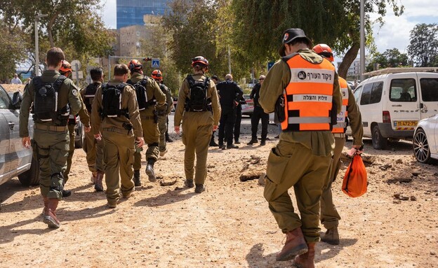כוחות פיקוד העורף באחת מזירות הנפילה במרכז כוחות פיקוד העורף באחת מזירות הנפילה במרכז