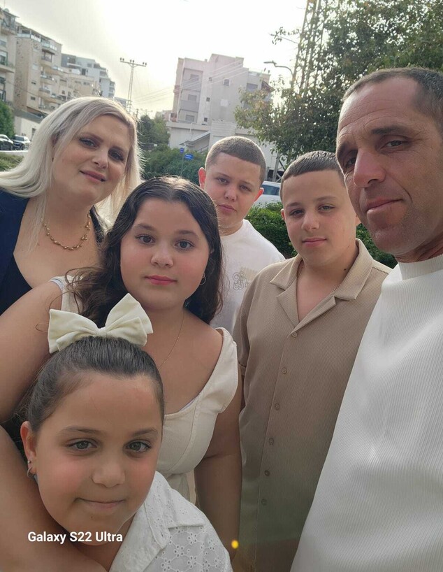ענווה נידם ומשפחתה