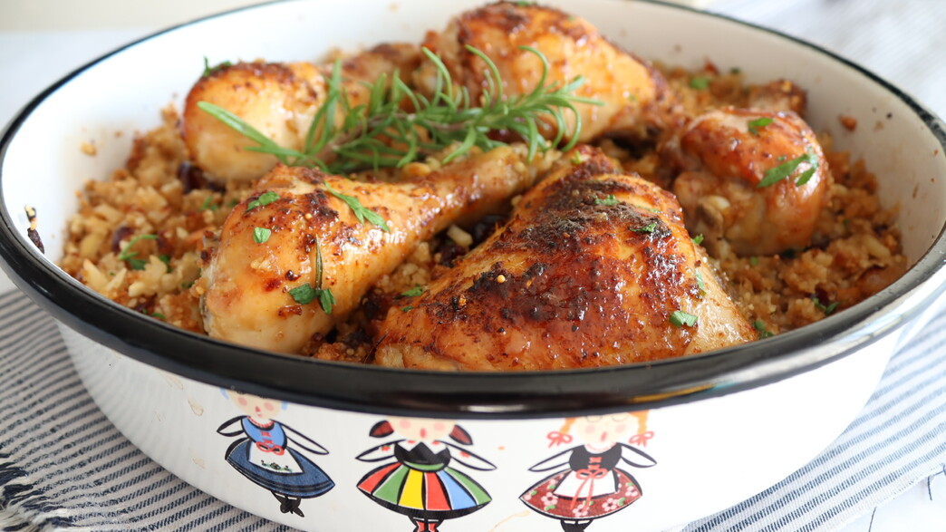 עוף וקוסקוס בתבנית אחת עוף וקוסקוס בתבנית אחת