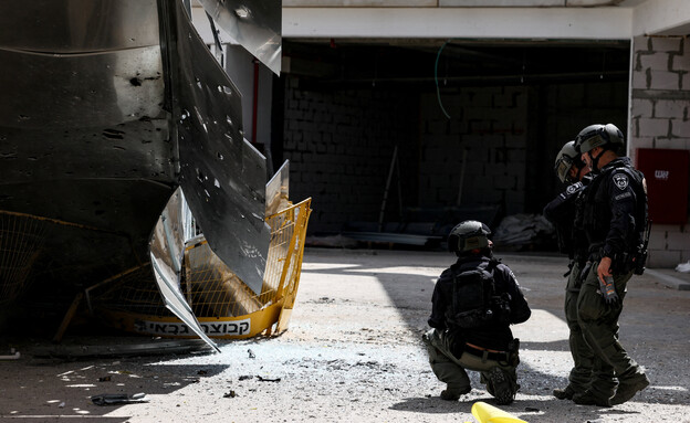 זירת נפילת רסיס של טיל מתפזר באתר בנייה ביהוד (צילום: reuters)