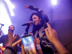 נינט טייב בהופעה בירושלים