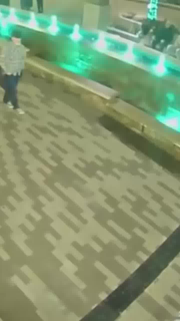 אופס: תקף רוכבי אופניים ברחוב, ונעצר באמצע הופעה חיה