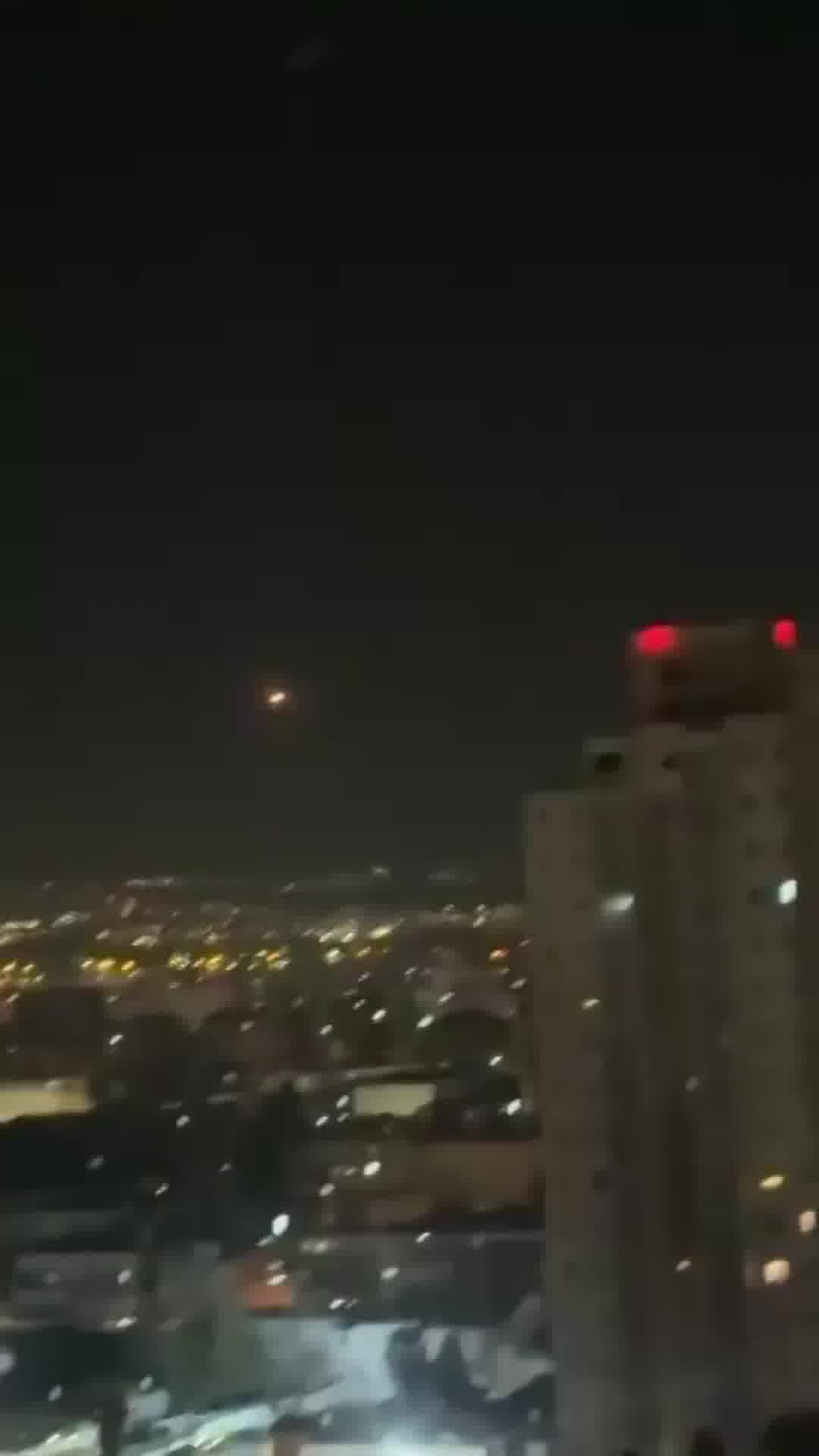טילים עפים מעל הבניינים: תיעוד חדש מהירי על ישראל 