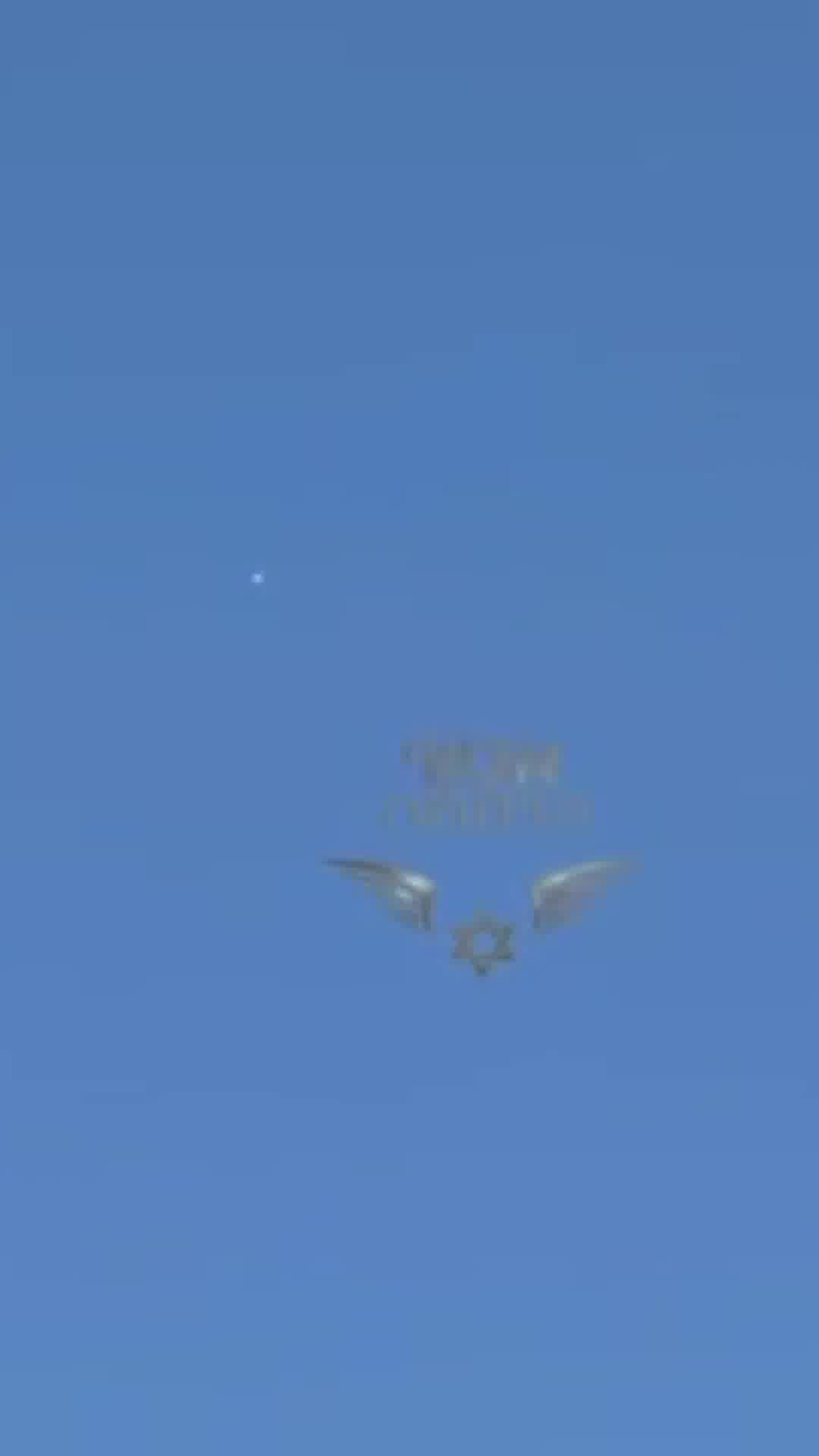 שבר טיל איראני נופל מהשמיים מול המצלמה: תיעוד חדש שמתפרסם באישור הצנזורה  