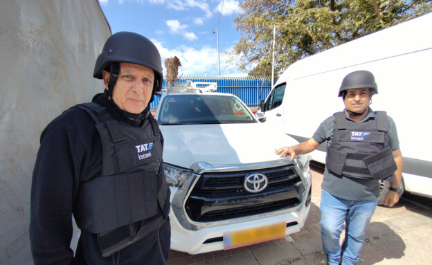 מימין: דורון תעשי ודוד דהן במפעל תאת ישראל 