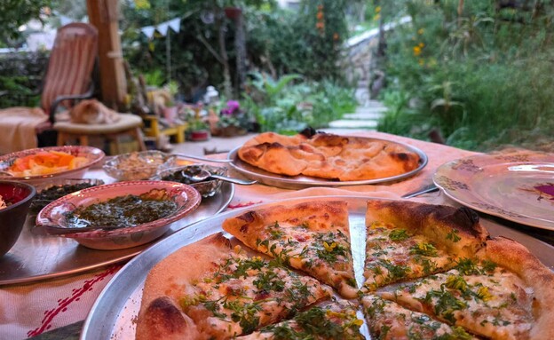 פיצה. בית. ועץ