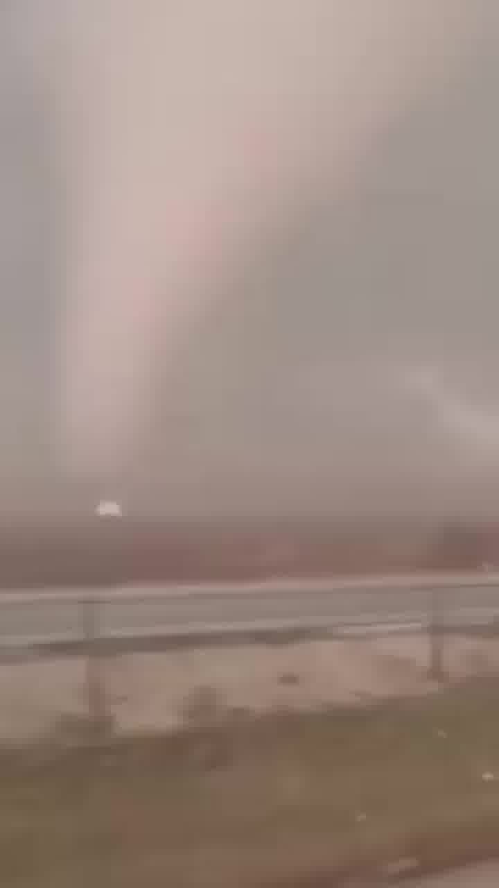 להסתכל לטורנדו בלבן של העין