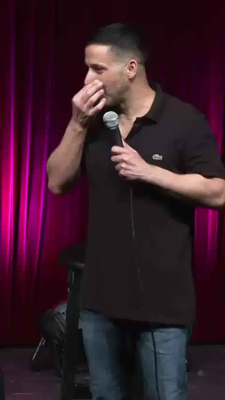 "אמרת לי שים *** על בית ספר, היום אין לי בגרות": שחר חסון העלה בהפתעה סטנדאפיסט צעיר שפגש כילד