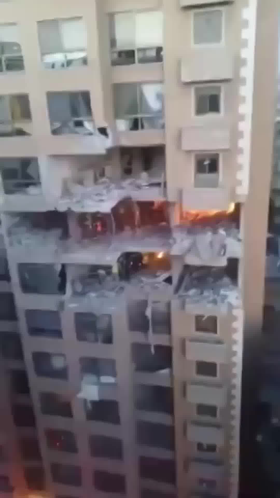 האש עדיין בוערת: הדירה שהותקפה הלילה בדאחיה על ידי צה״ל