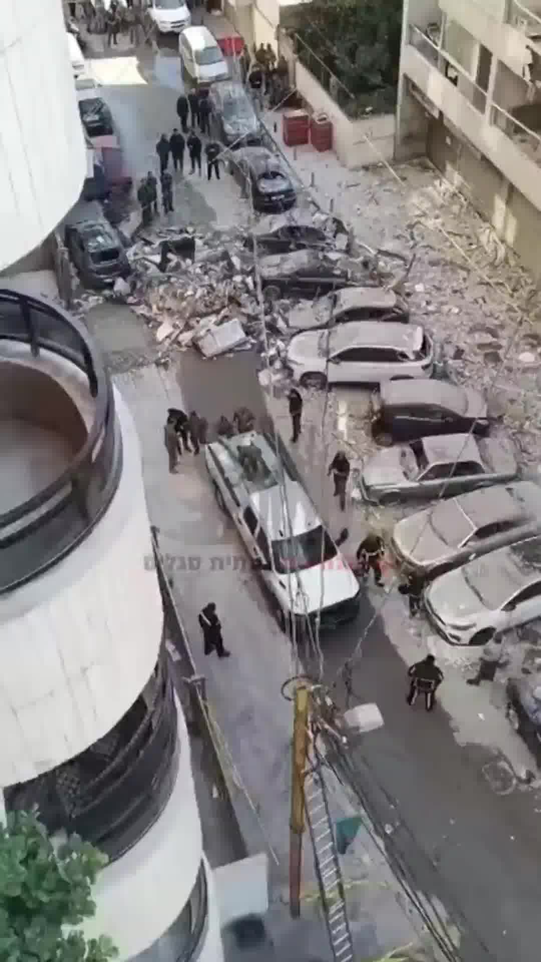 אחרי תקיפת צה"ל: פעילי חיזבאללה מוציאים טיל שלא התפוצץ מדירה