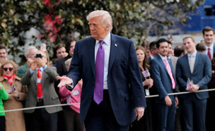 טראמפ בשיחה עם כתבים מחוץ לבית הלבן (צילום: Brian Snyder, reuters)