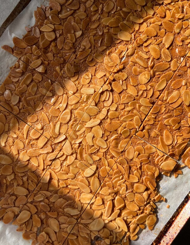 חותכים לריבועים ביציאה מהתנור עם גלגלת או סכין חדה