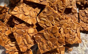 ואם רוצים להפוך לעוגיות פלורנטין - ממיסים שוקולד  (צילום: עדי קלינגהופר, mako אוכל)