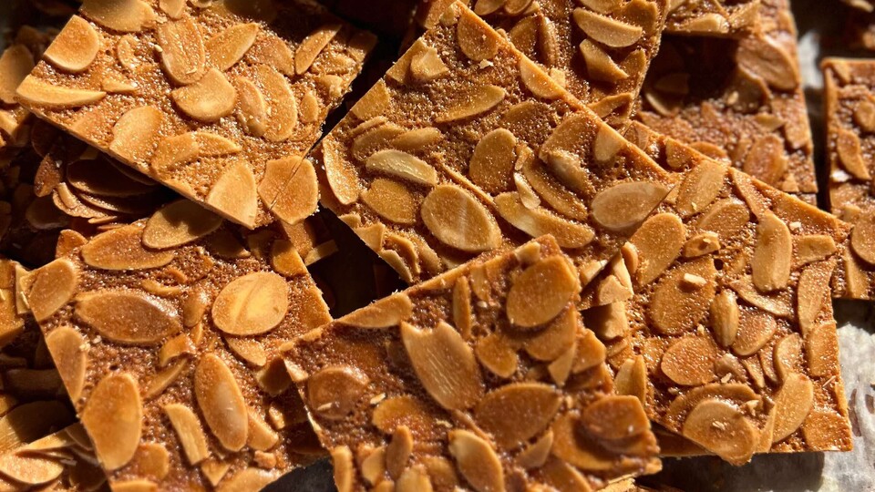 ואם רוצים להפוך לעוגיות פלורנטין - ממיסים שוקולד  (צילום: עדי קלינגהופר, mako אוכל)