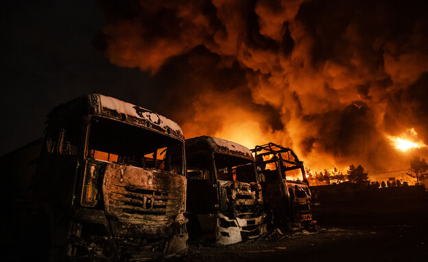 הרס לאחר תקיפה מכלי נפט באיראן (צילום: Hassan Ghaedi/Anadolu via Getty Images)
