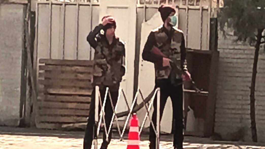 ילד במדים צבאיים במחסום של הבסיג' בטהראן