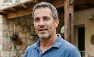 גבר עומד בחצר הבית שלו (AI: mako)