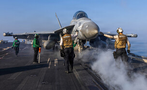 מטוס מסוג EA-18G Growler על נושאת המטוסים אברהם לינקולן (צילום: U.S. CENTRAL COMMAND, ap)