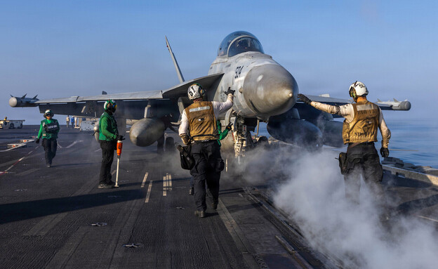 מטוס מסוג EA-18G Growler על נושאת המטוסים אברהם לינקולן (צילום: U.S. CENTRAL COMMAND, ap)