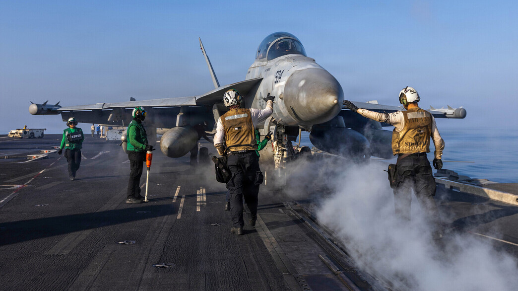 מטוס מסוג EA-18G Growler על נושאת המטוסים אברהם לינקולן