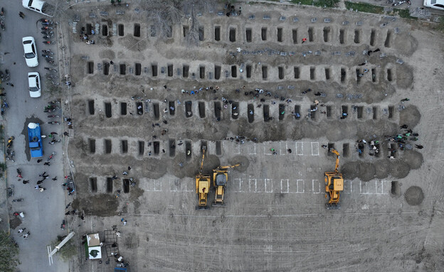הקברים להרוגים בהפצצת בית הספר