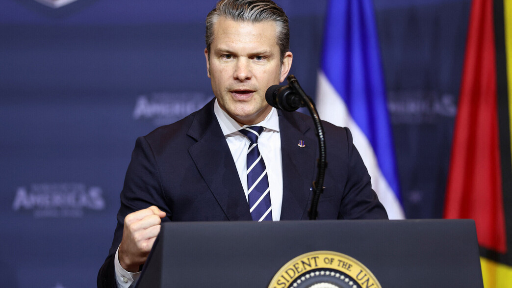 שר ההגנה של ארה"ב פיט הגסת' בתדרוך בפנטגון