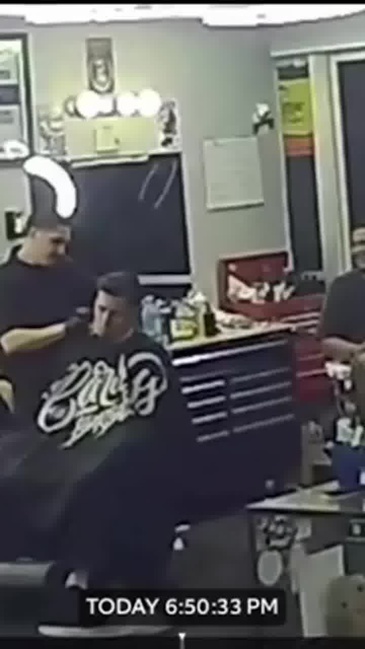 איש אחד הלך לספר ואז הגיעה מכונית