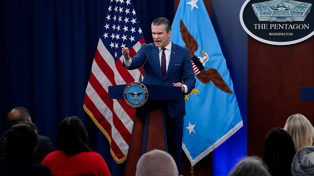 שר ההגנה של ארה"ב פיט הגסת' בתדרוך בפנטגון