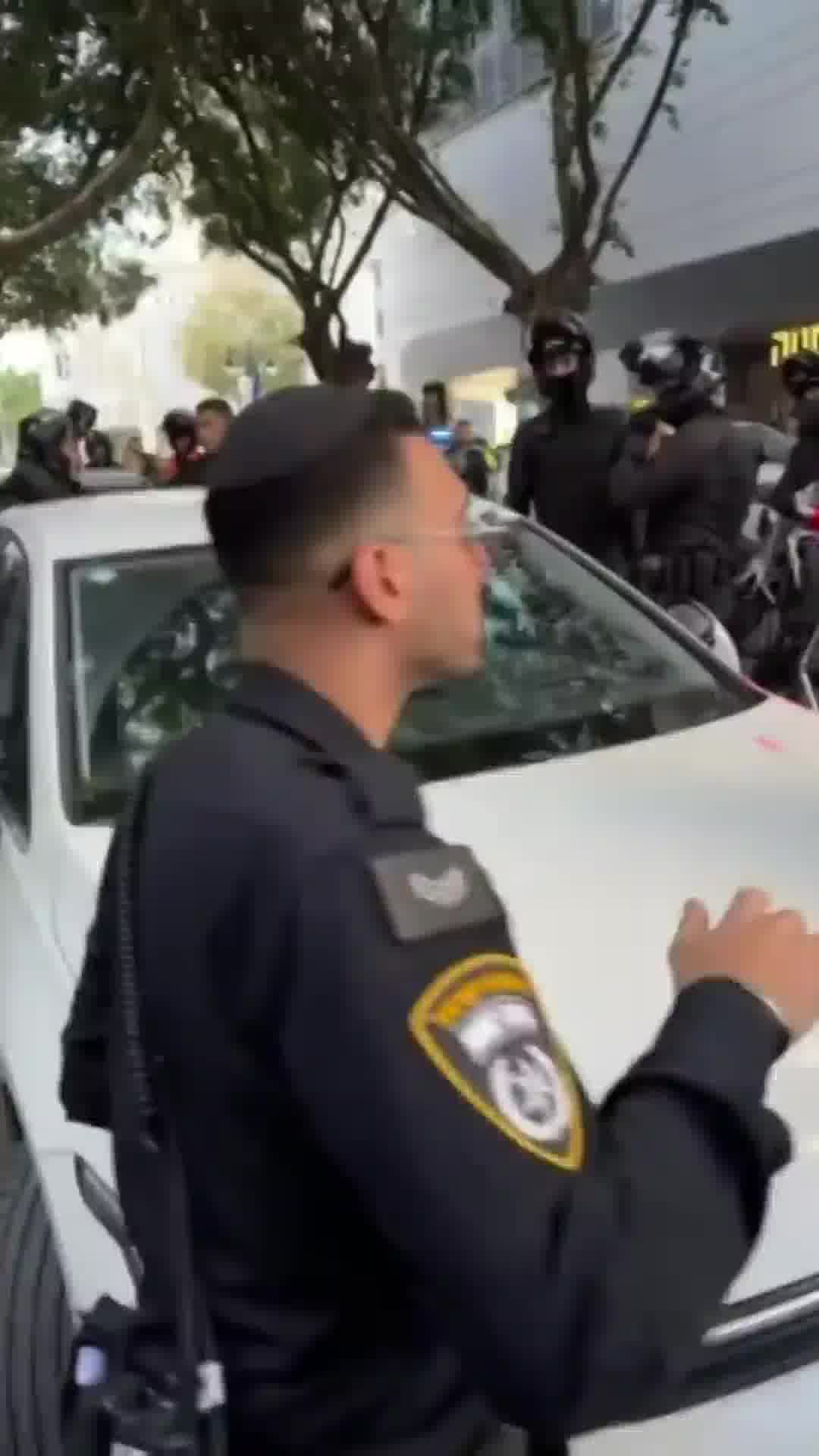 אדם נדקר ברמת גן - נבדק חשד לפיגוע: תיעוד ראשון מהזירה 