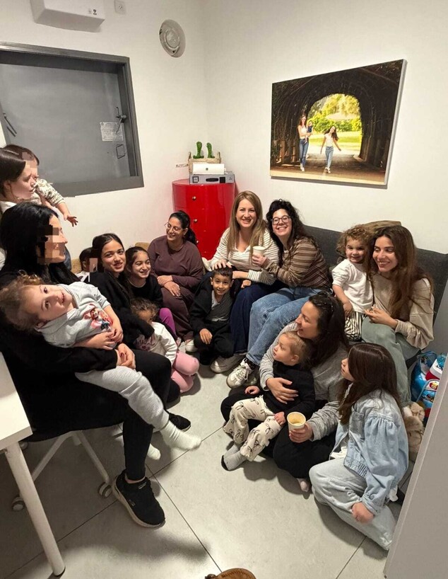 ילדי חברת iDeez בממ"ד בביתה של יפעת סימס