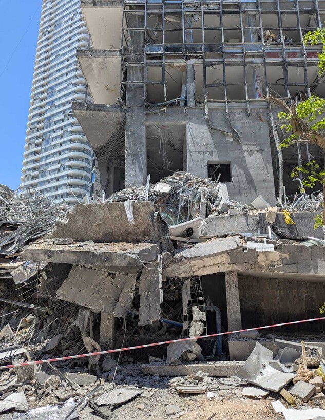 ההרס בעקבות פגיעת טיל איראני ברמת גן במבצע עם כלביא