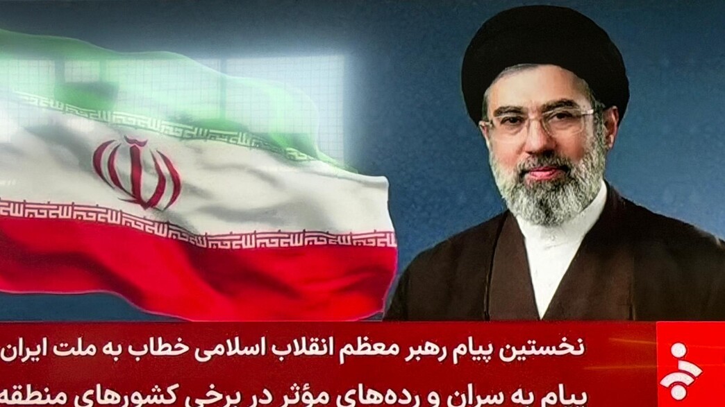 קריינית מקריאה את מסרו הראשון של המנהיג העליון מוג