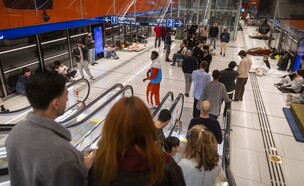 אנשים מוצאים מחסה בתחנת רכבת תחתית בתל אביב במהלך המלחמה מול איראן (צילום: חיים גולדברג, פלאש 90)