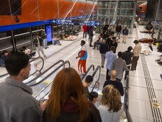 אנשים מוצאים מחסה בתחנת רכבת תחתית בתל אביב במהלך המלחמה מול איראן