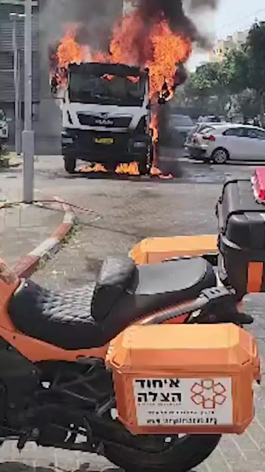 צוותי כיבוי ואיחוד והצלה הוקפצו לחניון באשדוד בו משאית עלתה האש