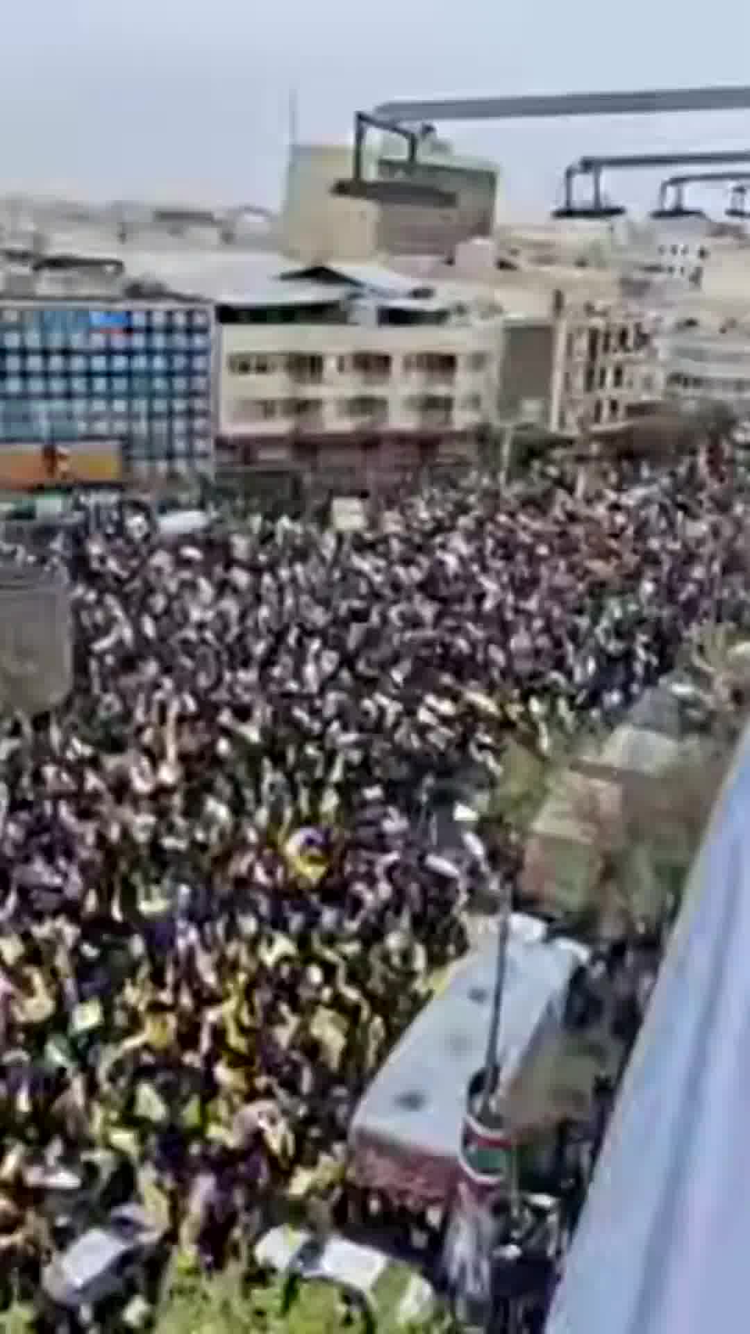 למרות התקיפות: המונים בכיכר בטהרן לרגל "יום קודס" השנתי, מפגני כוח של המשטר נרשמו גם בערים אחרות