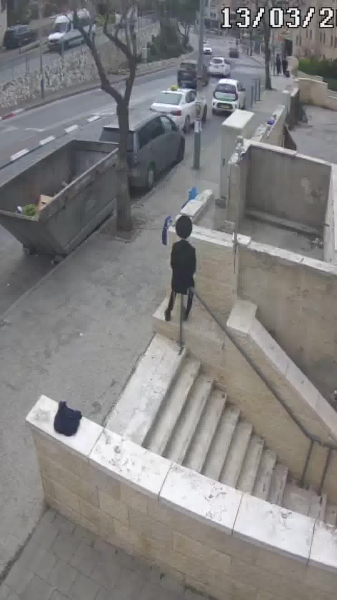 7 דקות לאחר אזעקה, ברחוב גבעת משה בירושלים נפל חלק של טיל באורך מטר