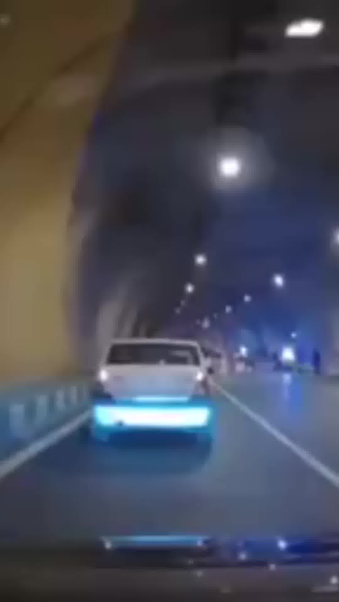 חוששים מתקיפה ישראלית: מחסום בסיג' שהוקם בתוך מנהרה בטהרן
