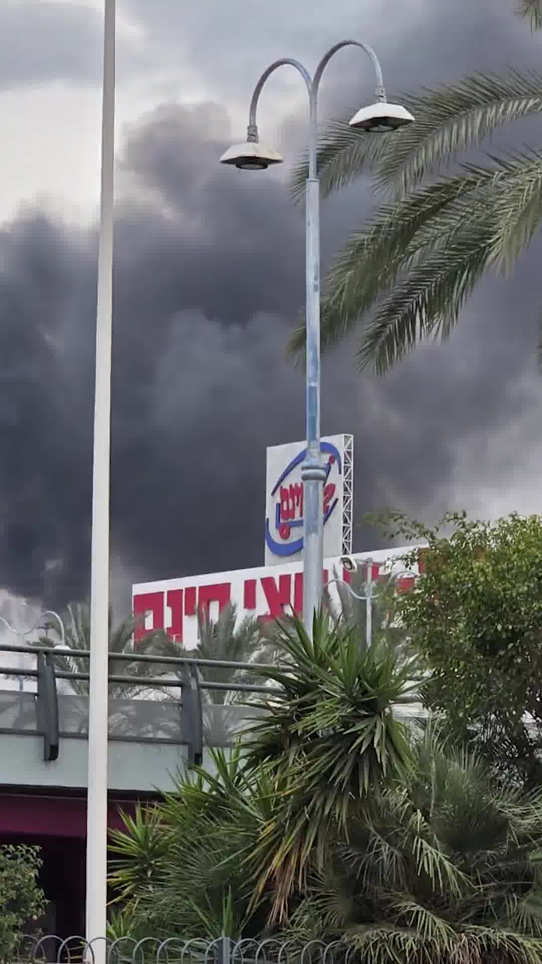 תיעוד זירת נפילת שבר יירוט במרכז הארץ ליד מתחם קניות גדול
