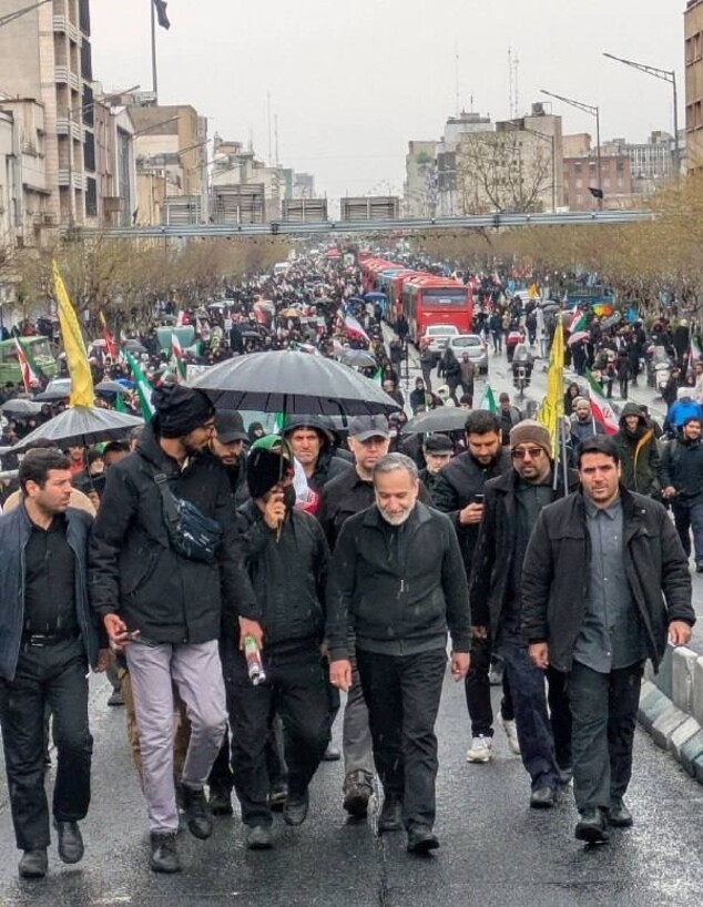 נשיא איראן פזשכיאן ושר החוץ האיראני עראקצ'י צועדים 