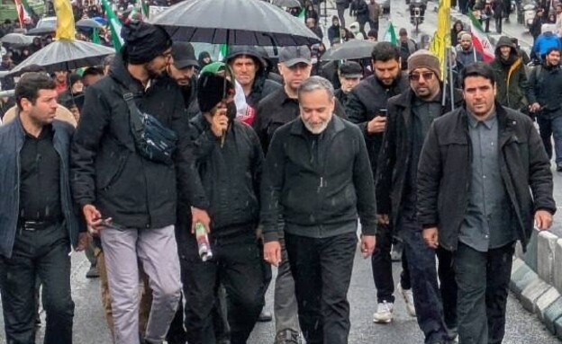 נשיא איראן פזשכיאן ושר החוץ האיראני עראקצ'י צועדים 