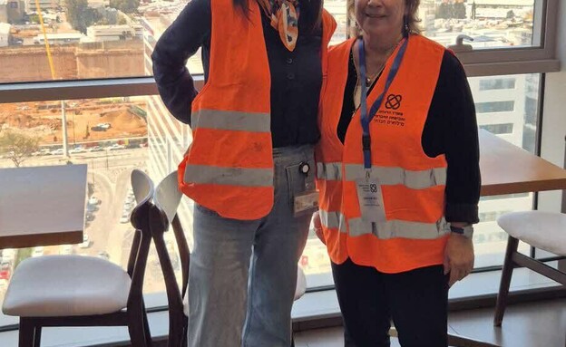 רחל לוין עם נציגת חמ"ל המלונות