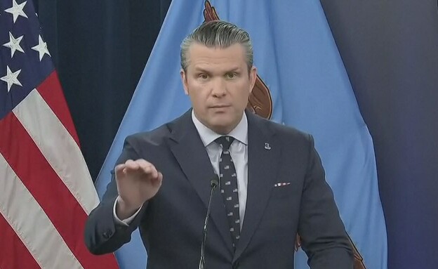 שר ההגנה של ארה"ב פיט הגסת' בתדרוך בפנטגון