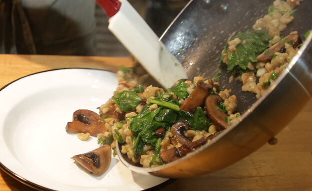 שפצלה בתוספת פורטובלו, מנגולד, שום וג'ינג'ר שפצלה בתוספת פורטובלו, מנגולד, שום וג'ינג'ר