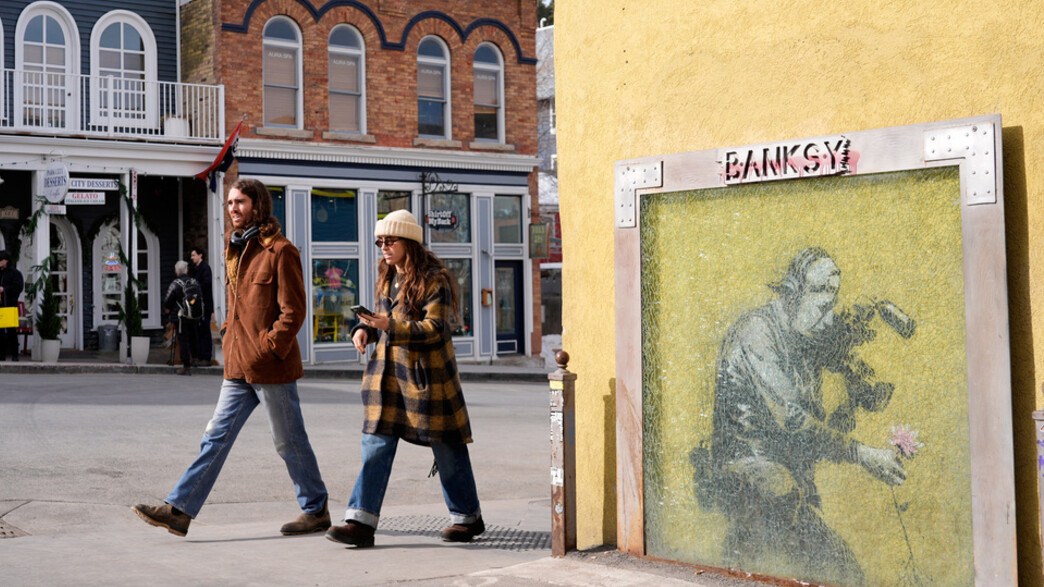 יצירת אמנות הרחוב "Celeramen and Flower" של בנקסי 
