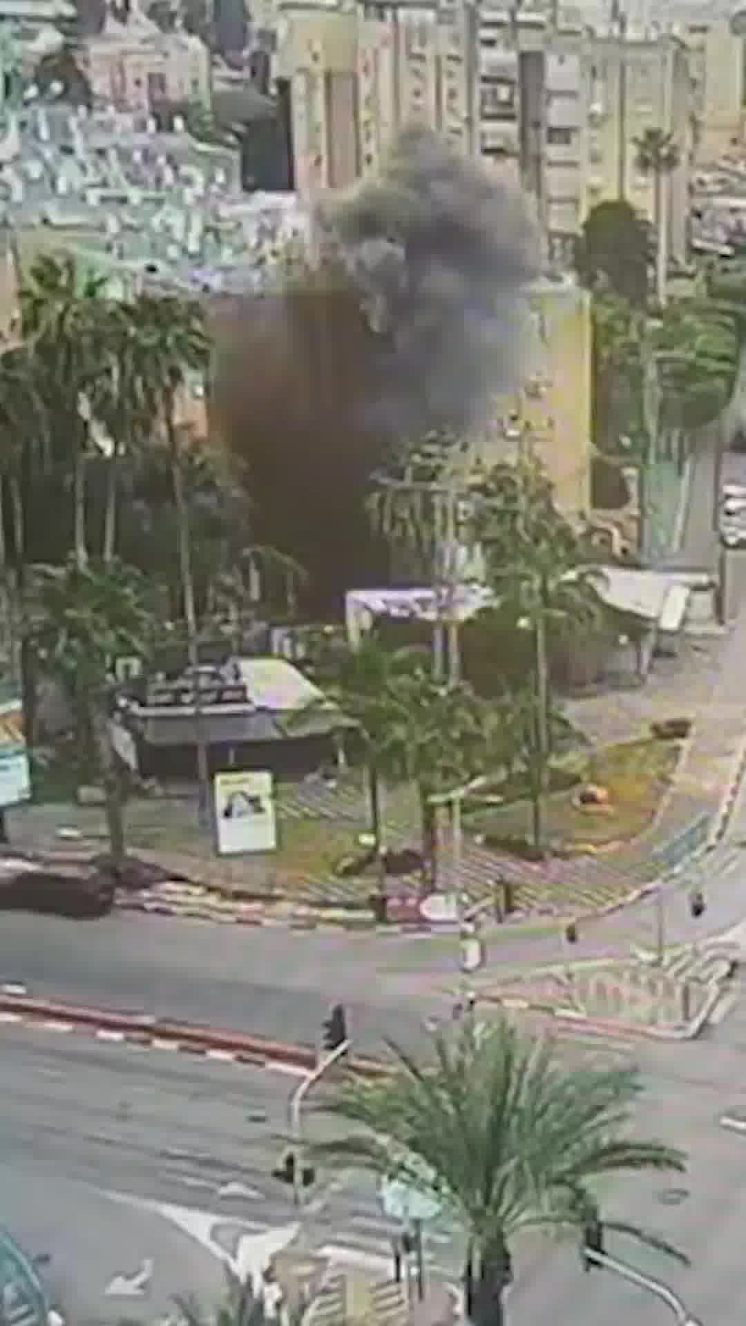 תיעוד מצלמות האבטחה: רגע הנפילה בעיר בשפלה | מפורסם באישור הצנזורה