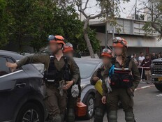 כוחות פיקוד העורף באחת מזירות הנפילה במרכז (צילום: דובר צה"ל)