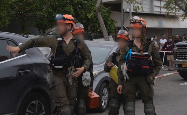 כוחות פיקוד העורף באחת מזירות הנפילה במרכז